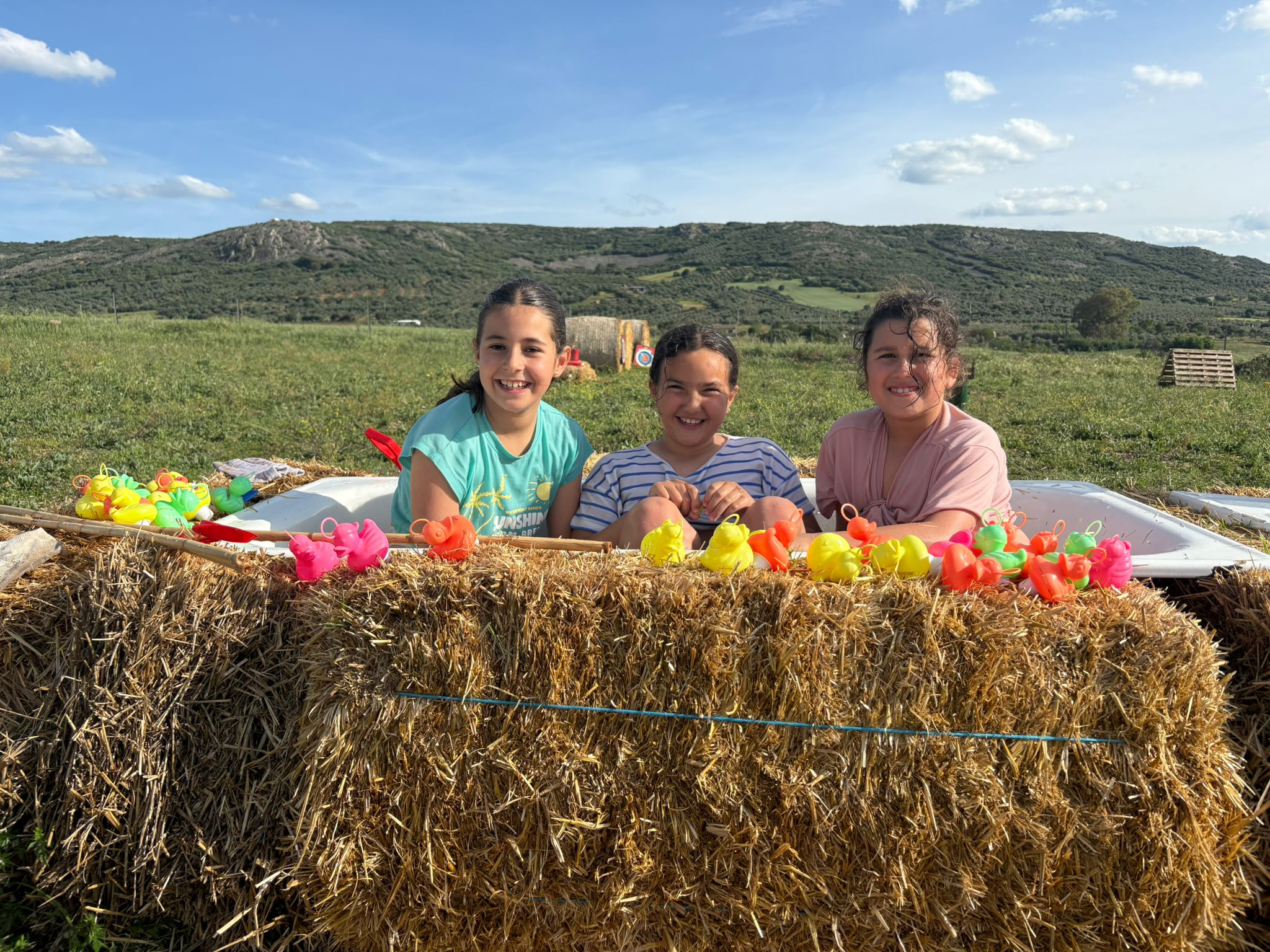 Niñas jugando con patitos